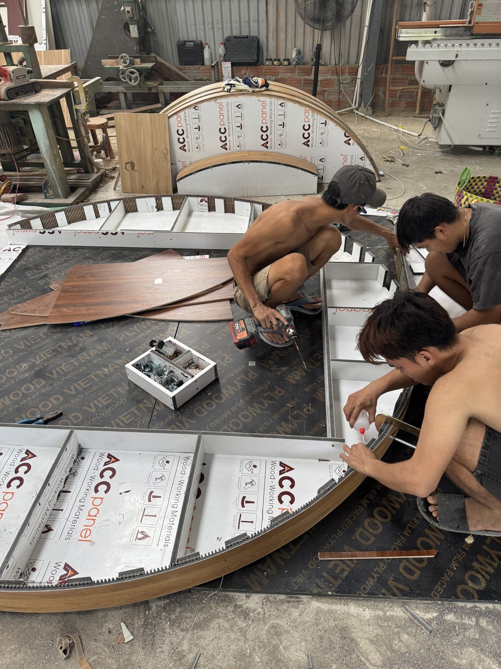 Chạm khắc CNC tại xưởng